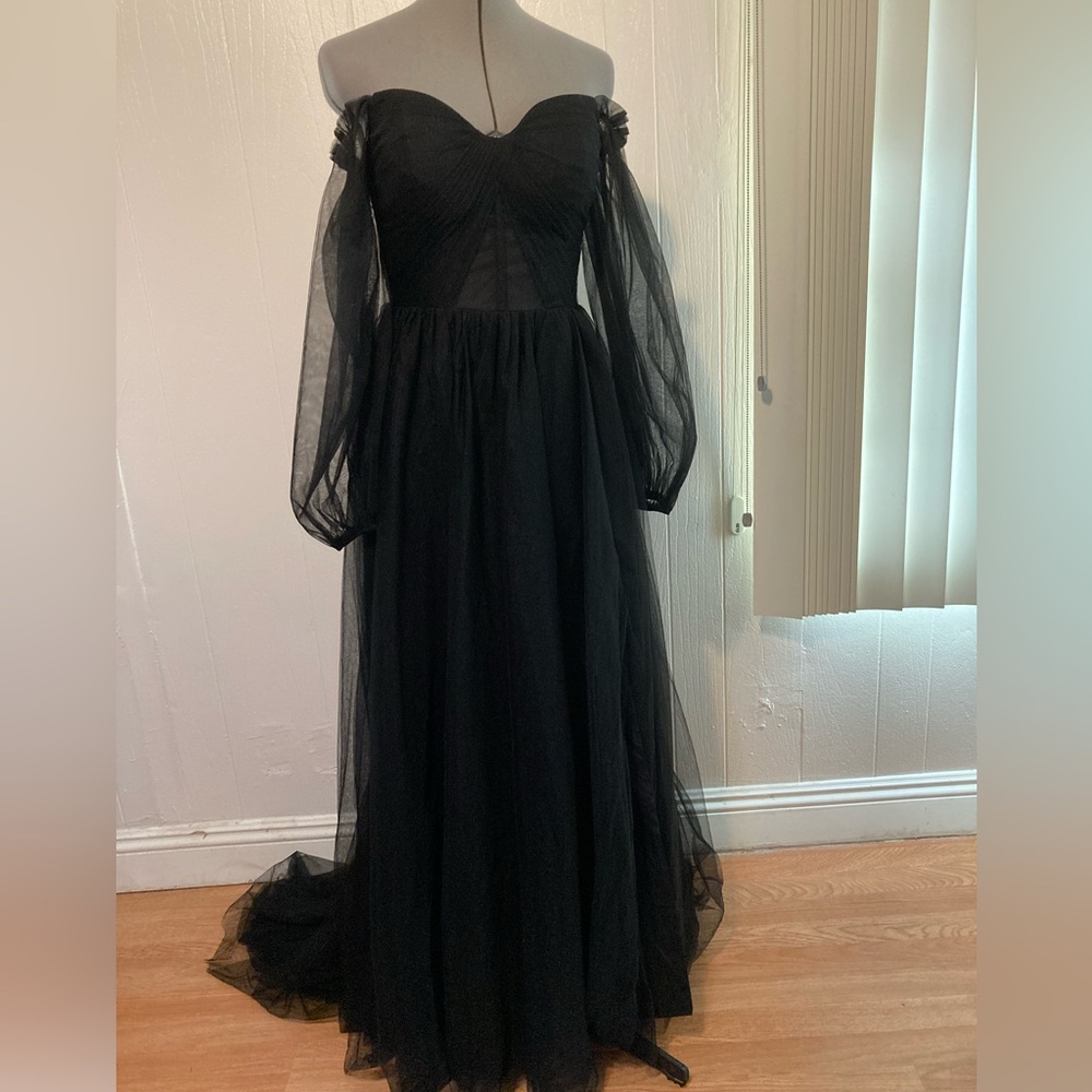 NWOT POMUYOO black,Off the shoulder, long sleeve Tully formal gown size 4.